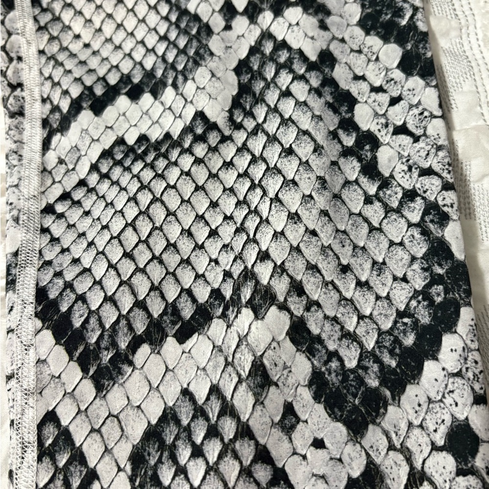 Varley High Waist Chic White and Gray Snake Print Fabric Leggings. Size M - Picture 8 of 13